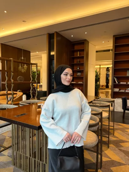 BEYAZ SİMLİ TRİKO KAZAK